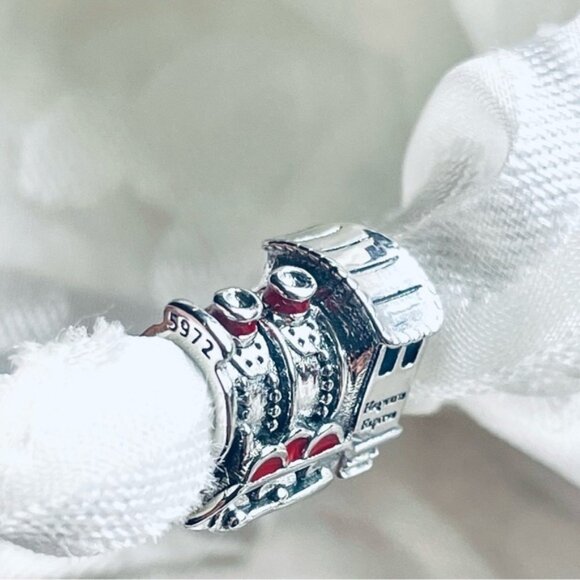 🚂✨ NWOT Hogwarts Express Charm – Harry Potter Magic ⚡ - Picture 5 of 14
